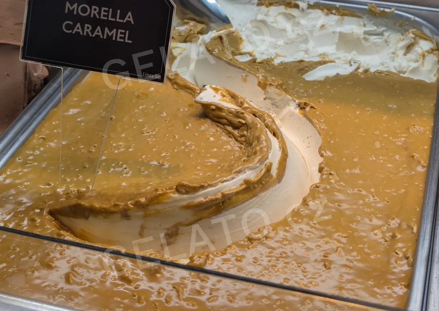 Zmrzlina Pražená mandle s karamelem - ploché zdobení